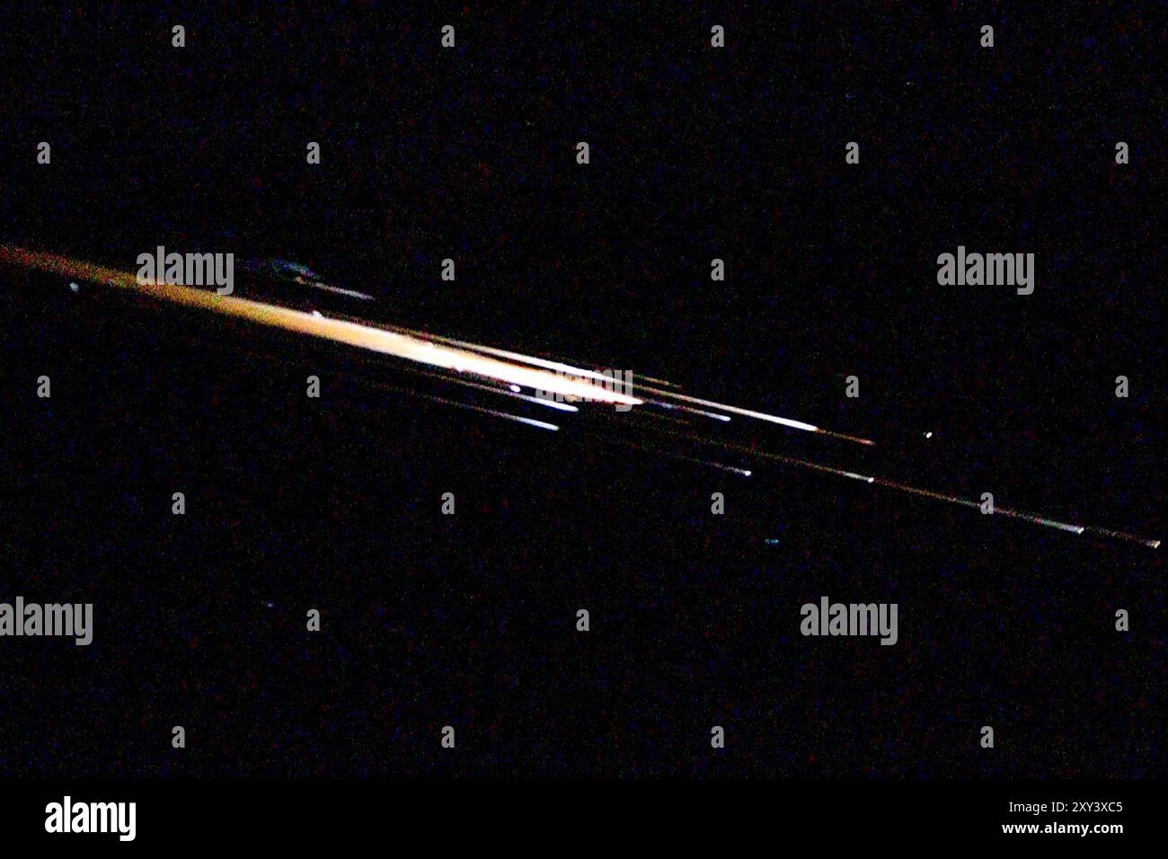 27. August 2024, Schweiz, Pfäfers: Ein Objekt brennt am Nachthimmel. Nach Angaben des Bundesamts für Katastrophenschutz und Katastrophenhilfe (BBK) ist ein süddeutscher Starlink-Satellit sichtbar über der Schweiz in die Atmosphäre eingetreten. Das Weltraumlagezentrum der Bundeswehr hatte diese Information an das BBK übermittelt, sagte eine Sprecherin des Bundesamtes der Nachrichtenagentur dpa. Foto: Tim Meyer/EHL Media/dpa Stockfoto