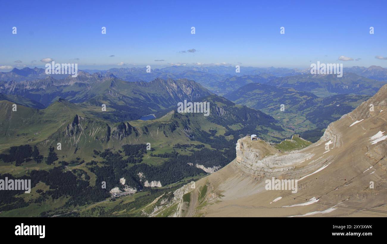 Landschaft im Berner Oberland, Schweizer Alpen. Blick von Scex Rouge. Sommerszene Stockfoto