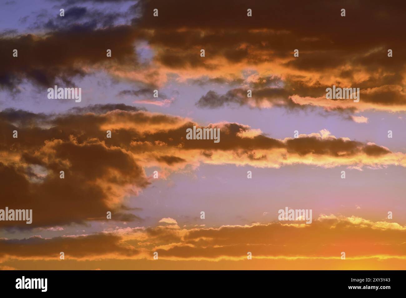 Paradiesische Landschaft mit dramatischen blutroten Sonnenuntergang Wolken Stockfoto