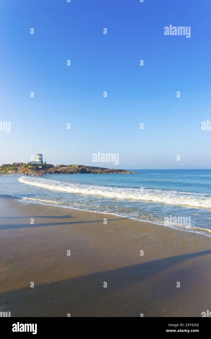 Der Rettungsdienst, der einem steinigen Leuchtturm ähnelt, befindet sich am Morgen auf einem Felsvorsprung in der touristischen Stadt Kovalam Beach in Kerala, Indien. Stockfoto