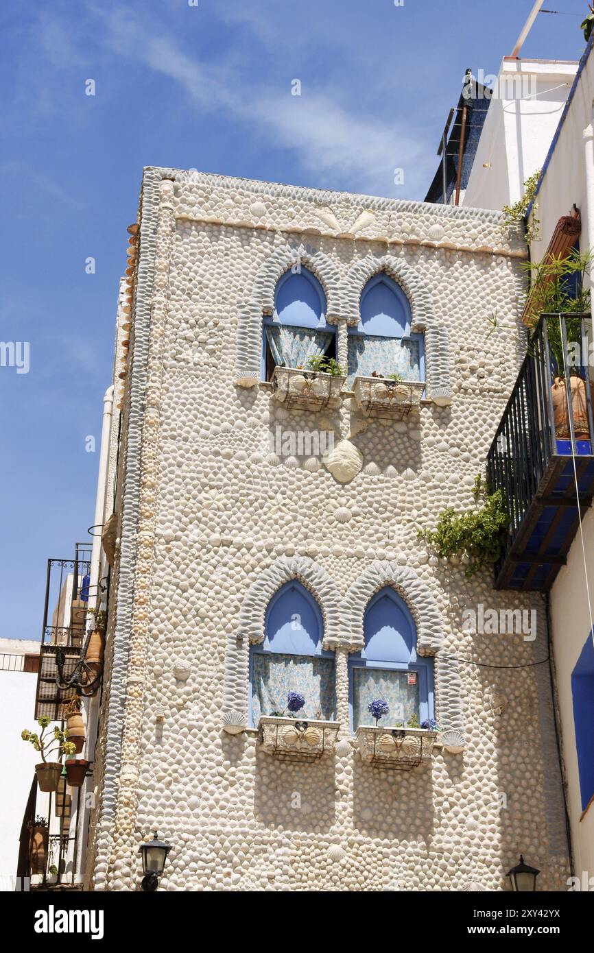 Peniscola, Spanien, 31. Mai 2010: Das Haus der Muscheln (La Casa de las Conchas) in Peniscola, Spanien. Dieses ungewöhnliche Haus hat eine Fassade aus Muscheln A Stockfoto