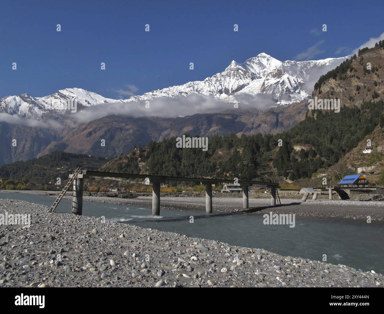 Beschädigte Brücke und Dhaulagiri, Landschaft in Lower Mustang, Nepal, Asien Stockfoto