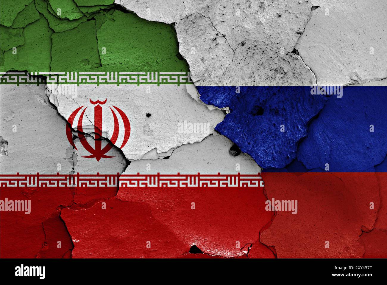 Flaggen des Iran und Russlands auf gerissener Wand gemalt Stockfoto