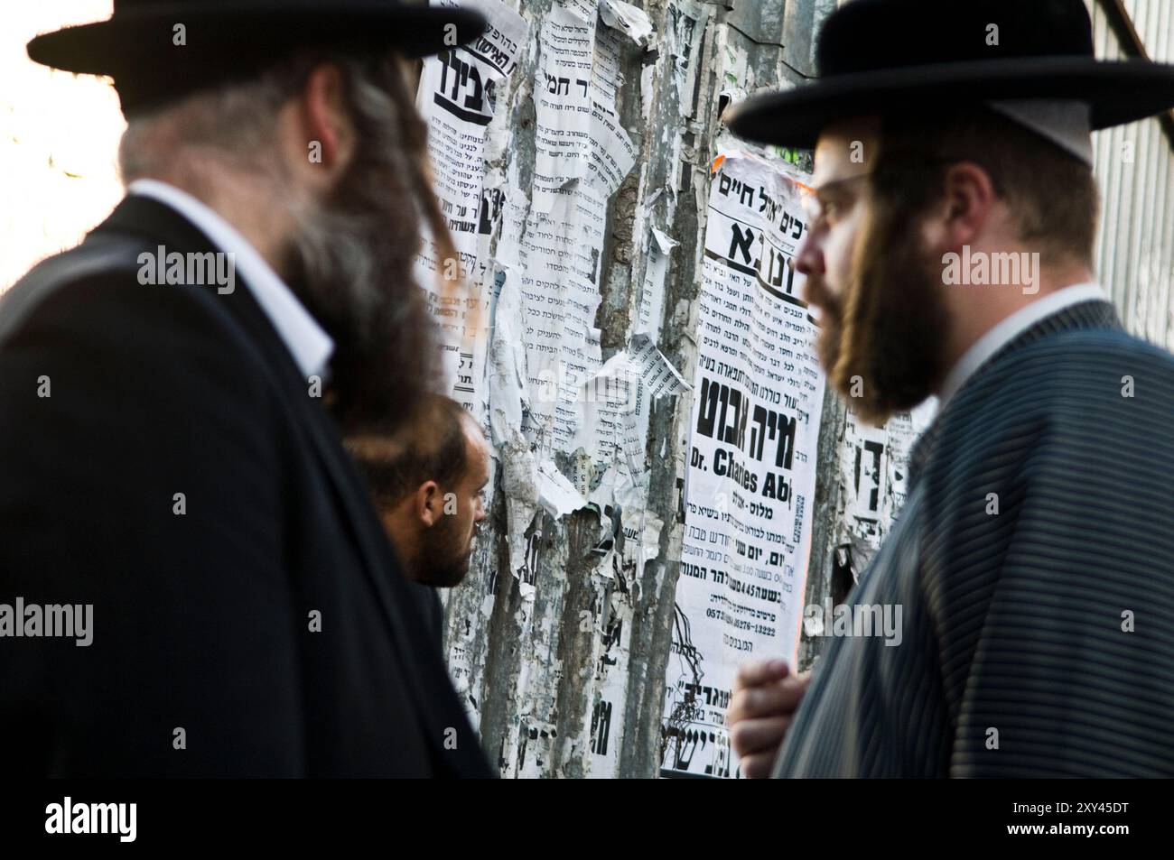 Haredi jüdische Männer, die sich in der Geula ultra-orthodoxen Nachbarschaft in Jerusalem, Israel, unterhalten. Stockfoto