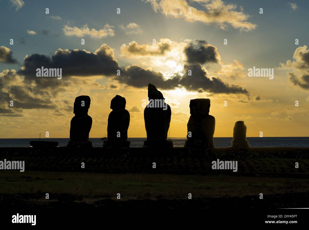 Silhuette von Ahu Vai Uri in der archäologischen Stätte Tahai auf der Osterinsel bei Sonnenuntergang Stockfoto