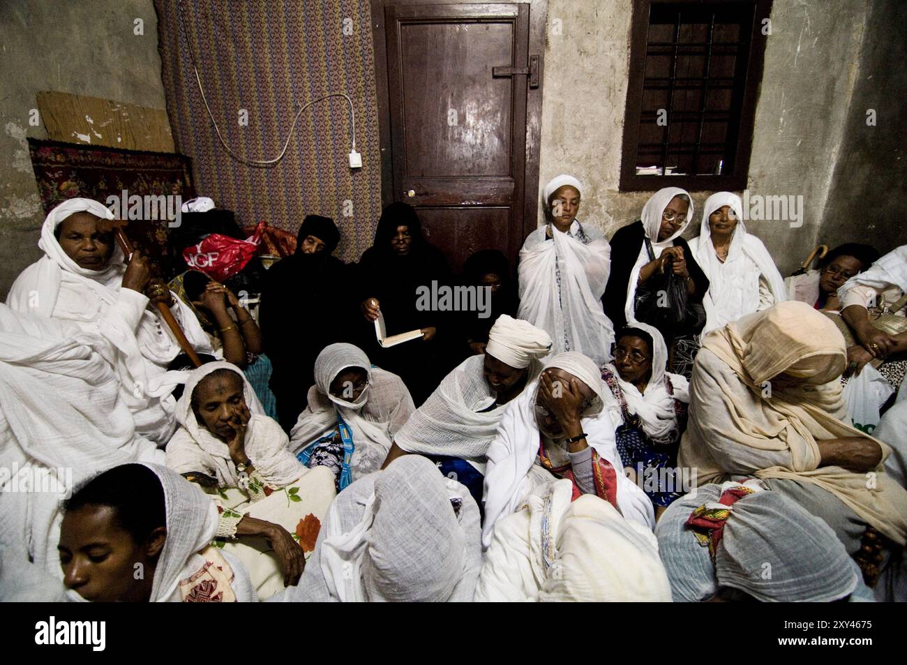 Äthiopische Pilger beten in der äthiopisch-orthodoxe Kapelle in der Kirche des Heiligen Grabes in Jerusalem. Stockfoto