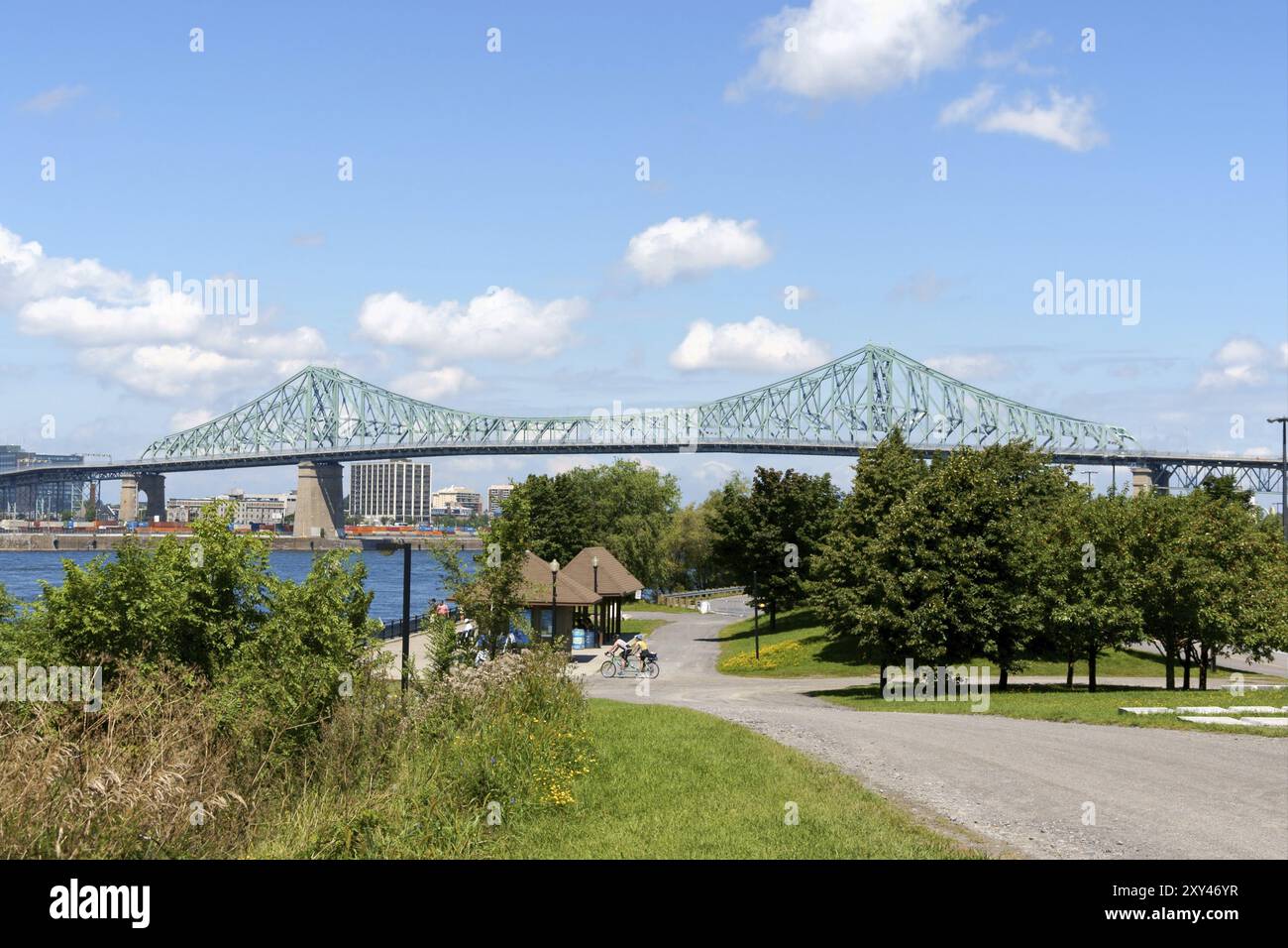 Montreal, Kanada, 9. August 2008: Die Jacques Cartier-Brücke überquert den Saint Lawrence River in Montreal an einem bewölkten Tag, Blick vom Parc Jean Drapeau auf Sa Stockfoto