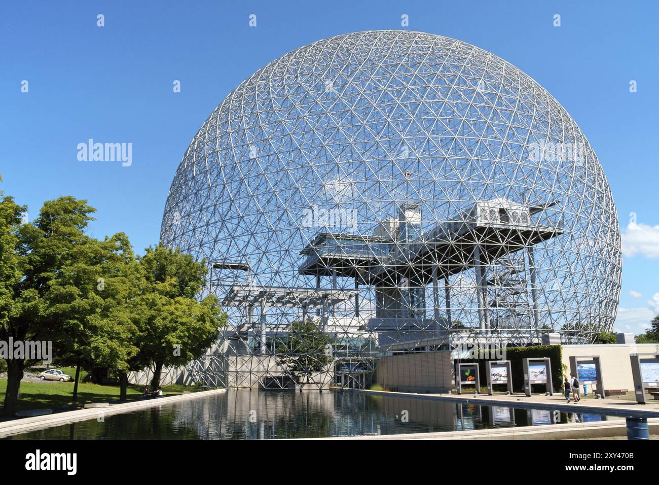 Montreal, Kanada, 9. August 2008: Die geodätische Kuppel Montreal Biosphere ist ein Museum in Montreal, das sich dem Wasser und der Umwelt widmet. Es ist lch Stockfoto