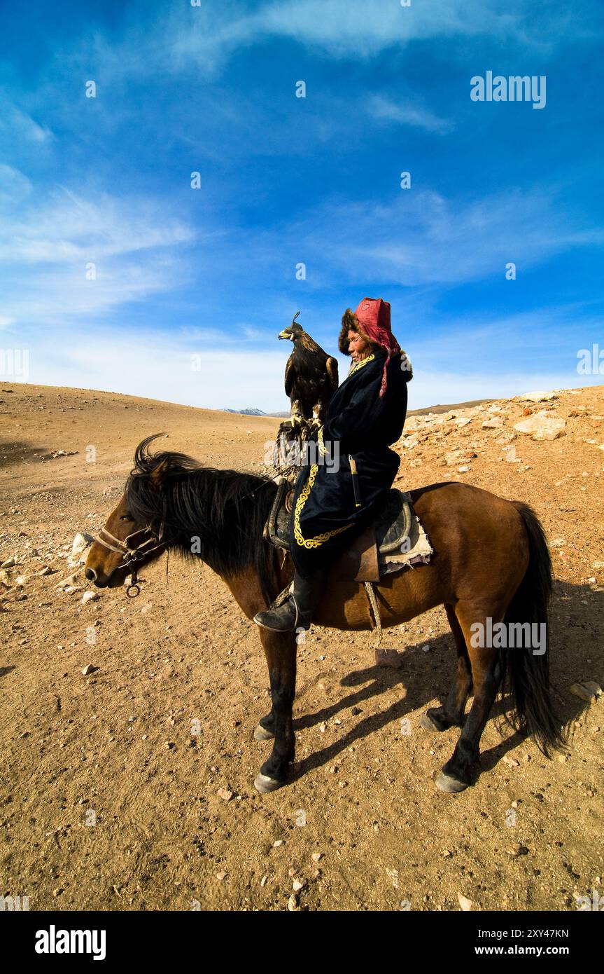 Kasachische Adler Jäger mit seinem Adler in der Altai-Region der westlichen Mongolei. Stockfoto