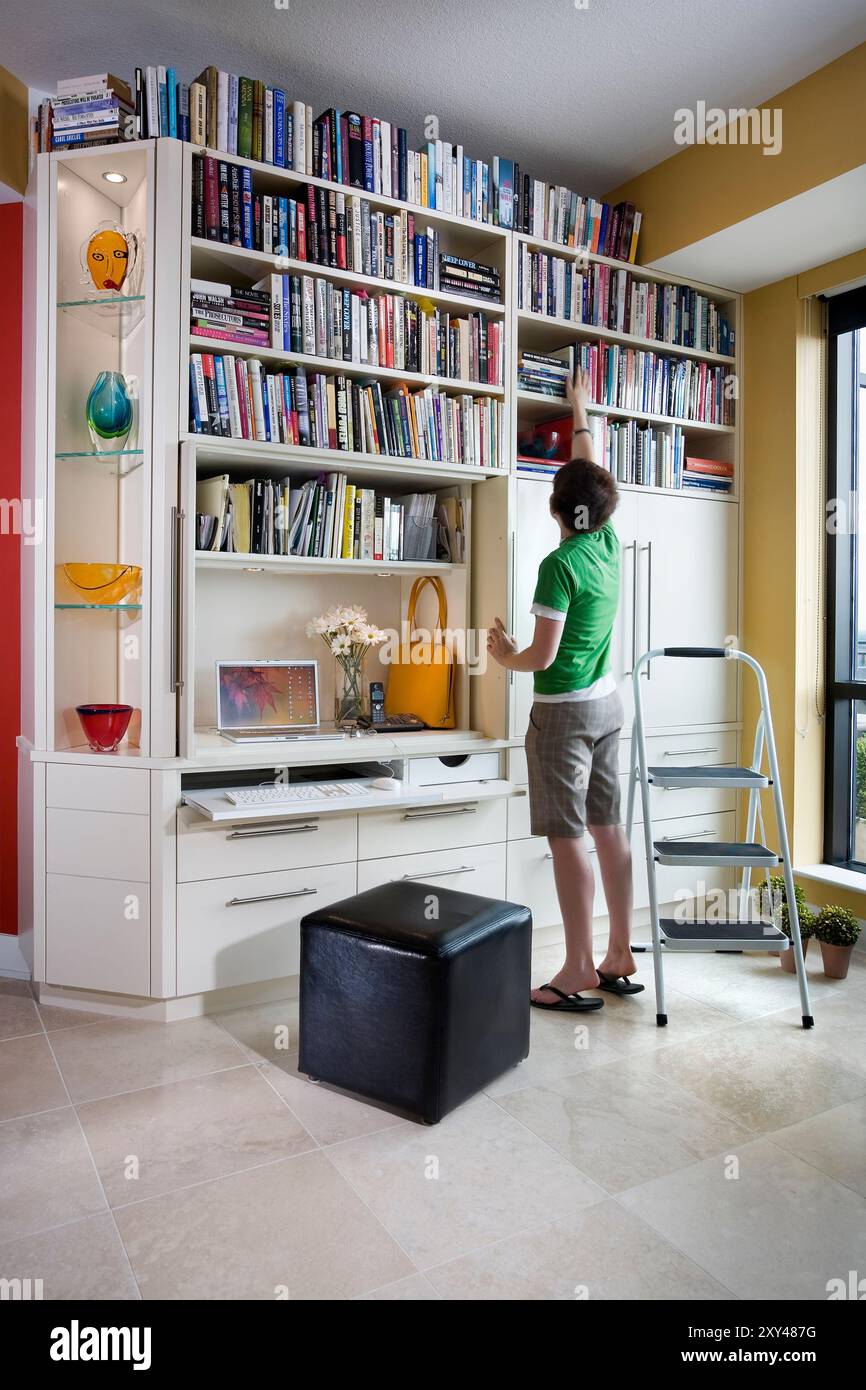 Im Heimbüro mit eingebauten Bücherregalen, Stauraum und Schreibtischbereich Stockfoto