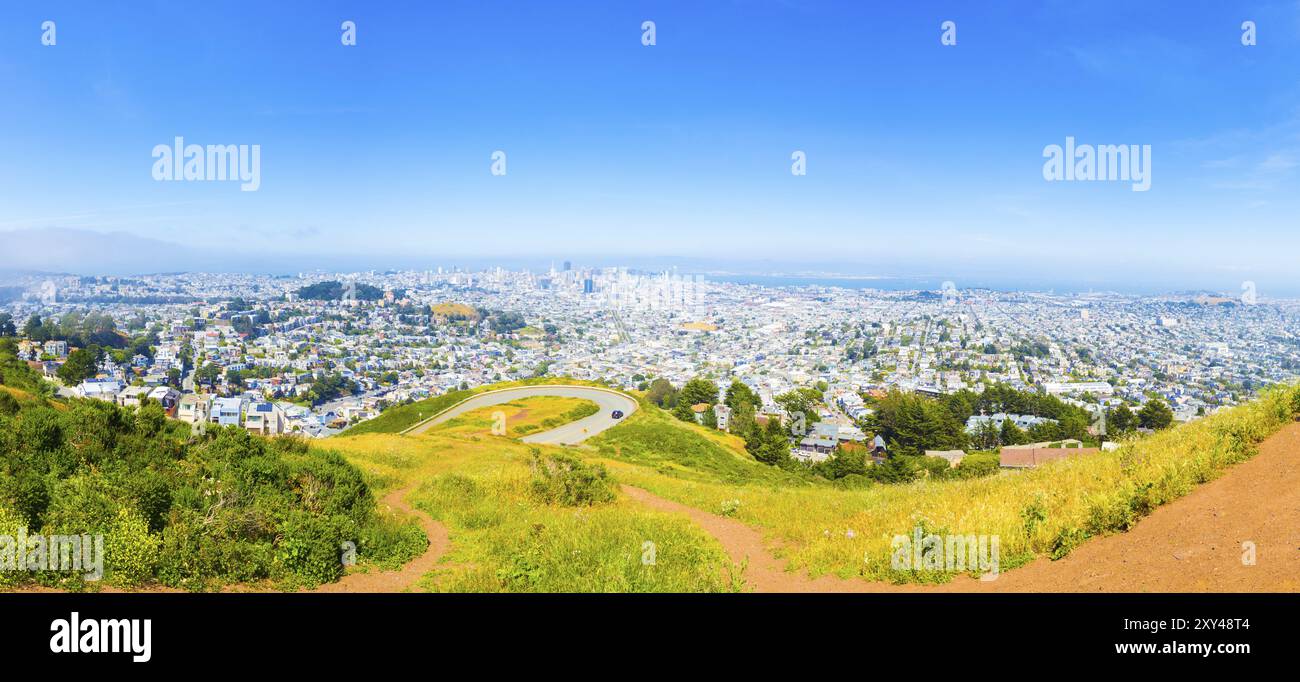 Panoramablick aus der Vogelperspektive auf die Innenstadt von San Francisco, Gebäude vom Hügel der Twin Peaks aus mit einem atemberaubenden Blick auf die Stadt und Stockfoto