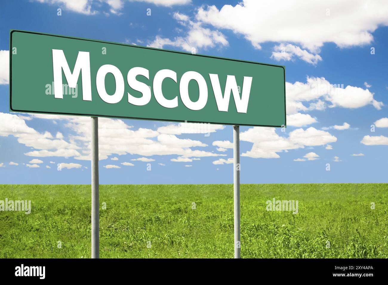 Verkehrsschild Moskau. Blauer Himmel und Wolken Stockfoto