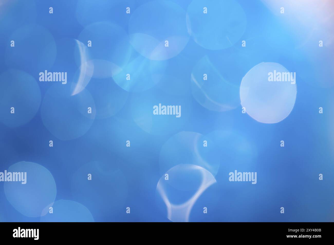 Hintergrund einer unfokussierten Tröpfchenstruktur mit Blautönen Stockfoto