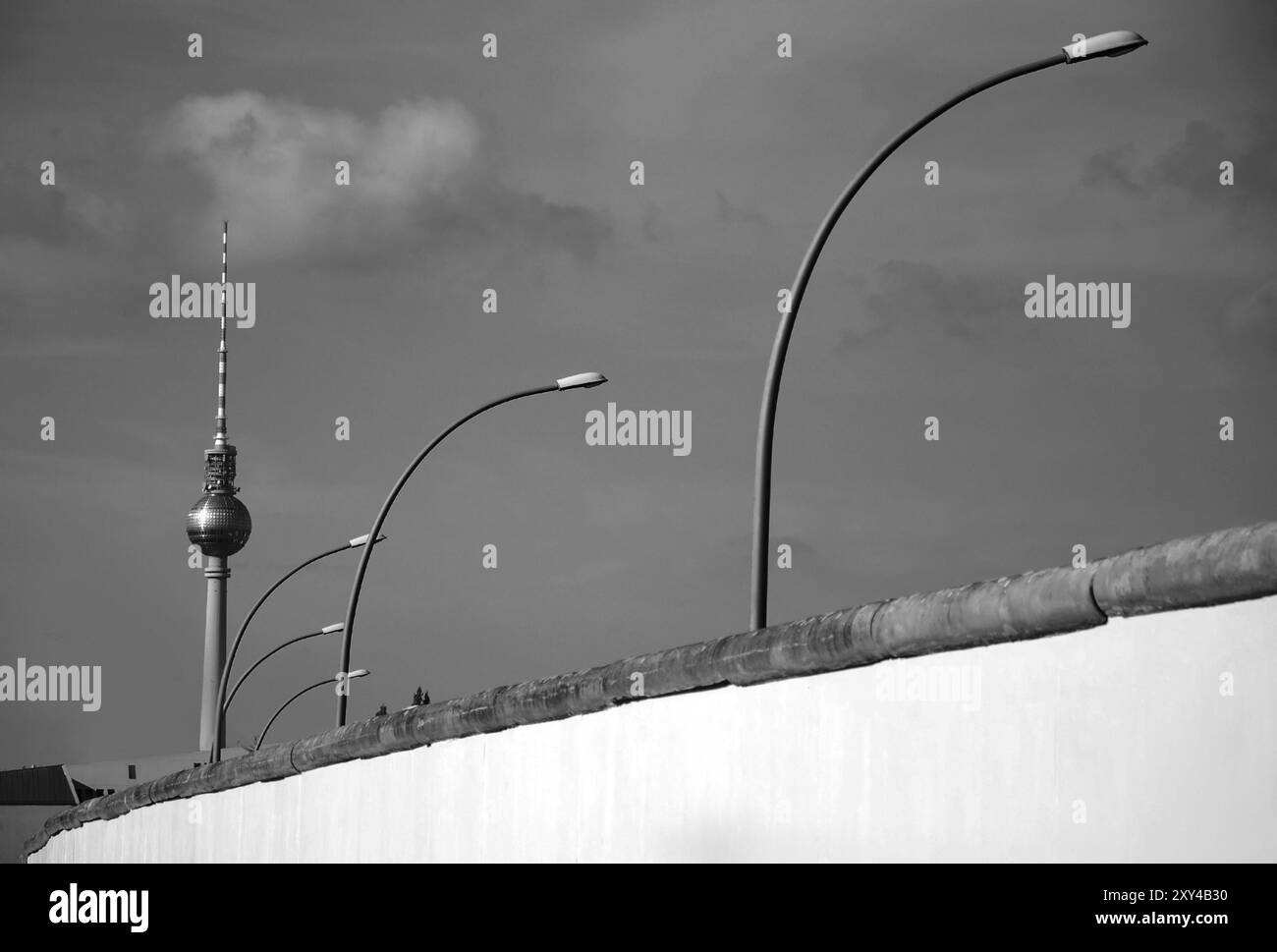 Berliner Mauer mit ostdeutschen Straßenlaternen und fernsehturm Stockfoto