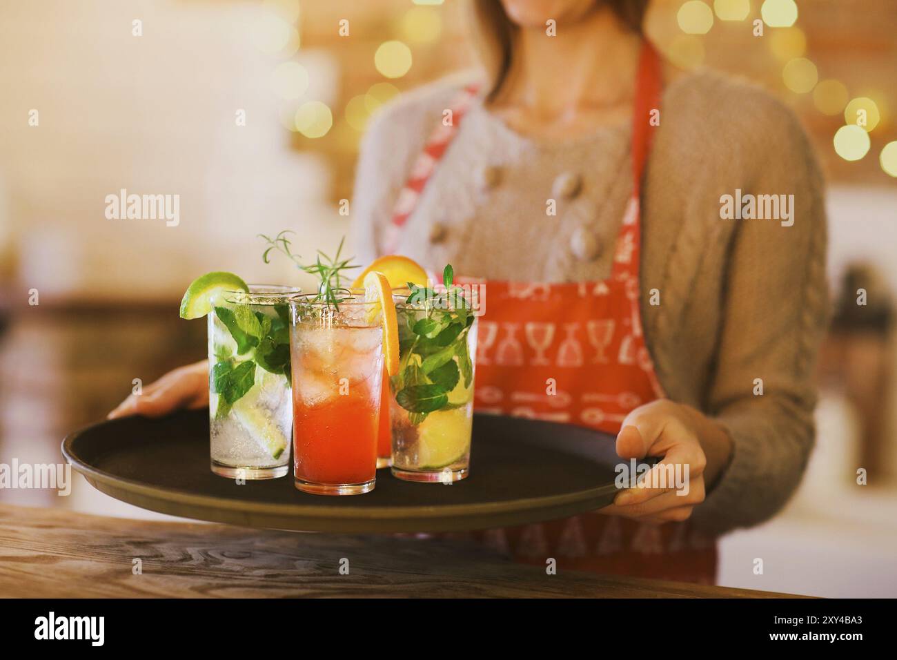 Junge hübsche Frau mit roten und grünen Cocktails auf Fach in der Bar Stockfoto
