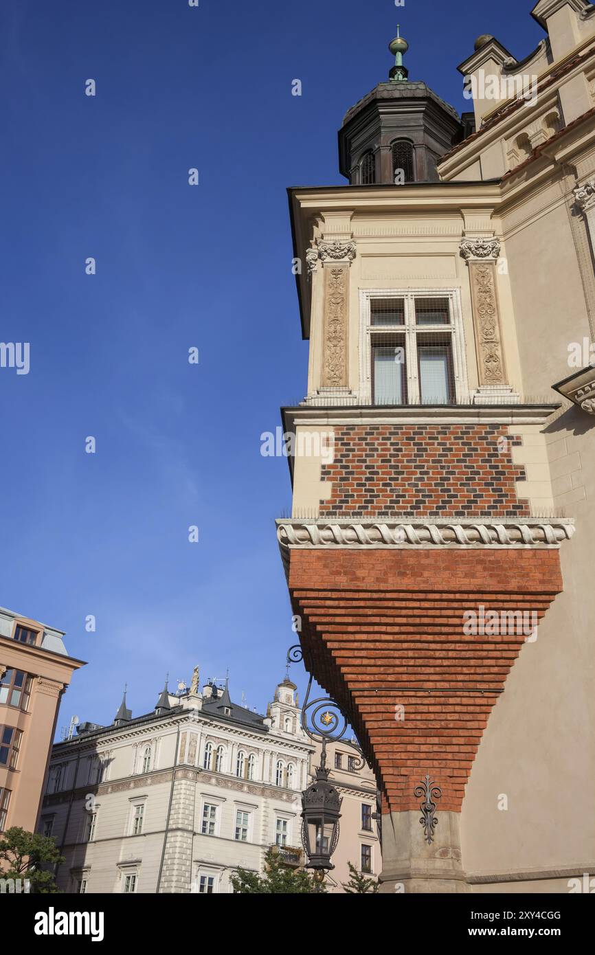 Bucht Fenster in der Ecke der Renaissance Tuchhalle (Sukiennice) Gebäude in Krakau, Polen, Europa Stockfoto