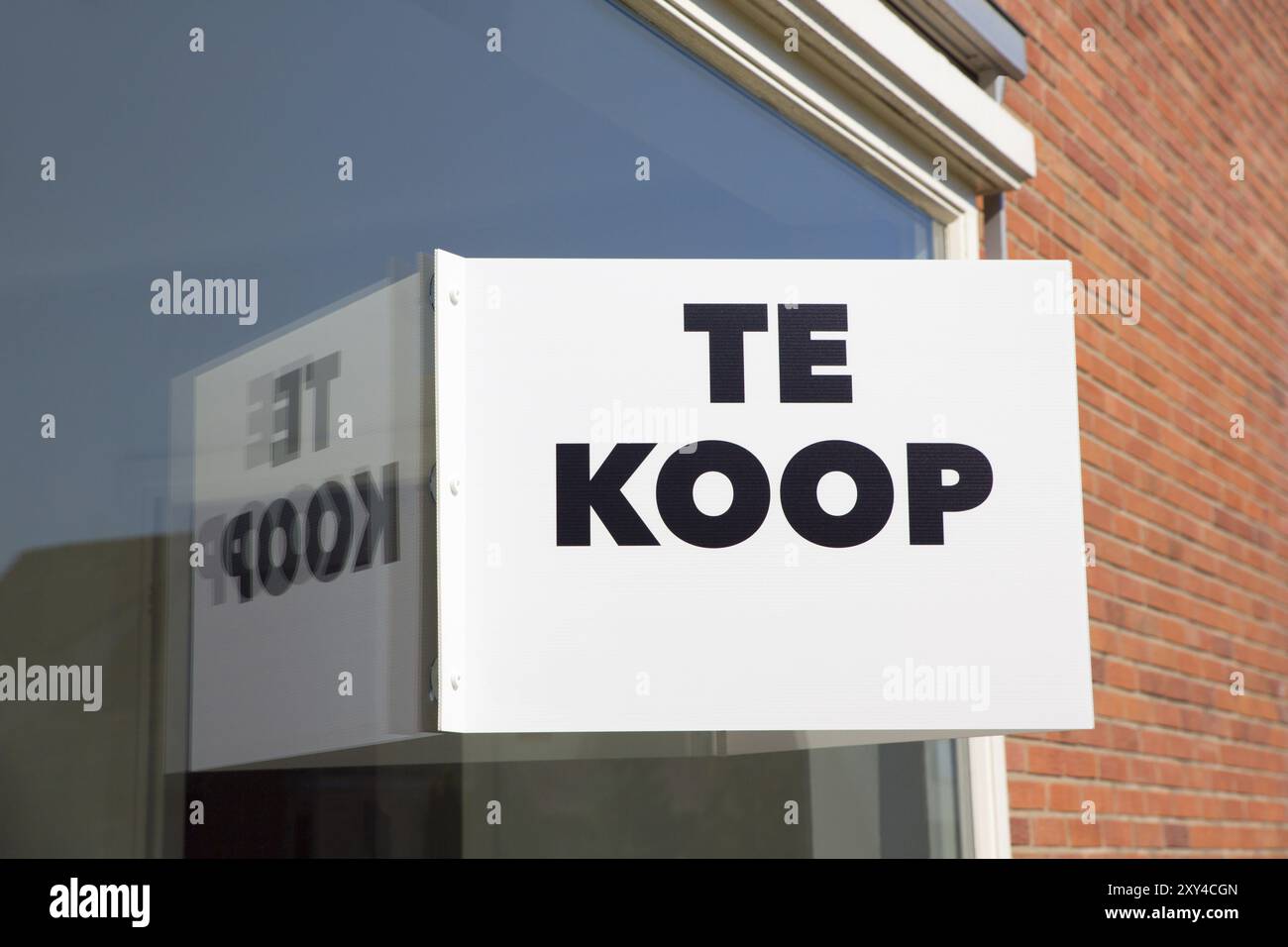 Weißes Marketing Board auf Fenster mit Text Te Koop oder zum Verkauf Stockfoto