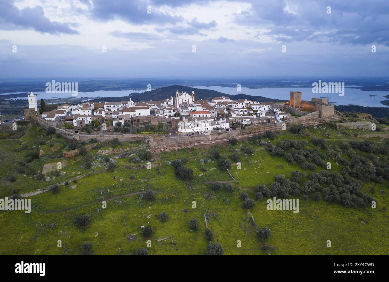 Monsaraz Drohne Luftaufnahme in Alentejo bei Sonnenuntergang, in Portugal Stockfoto