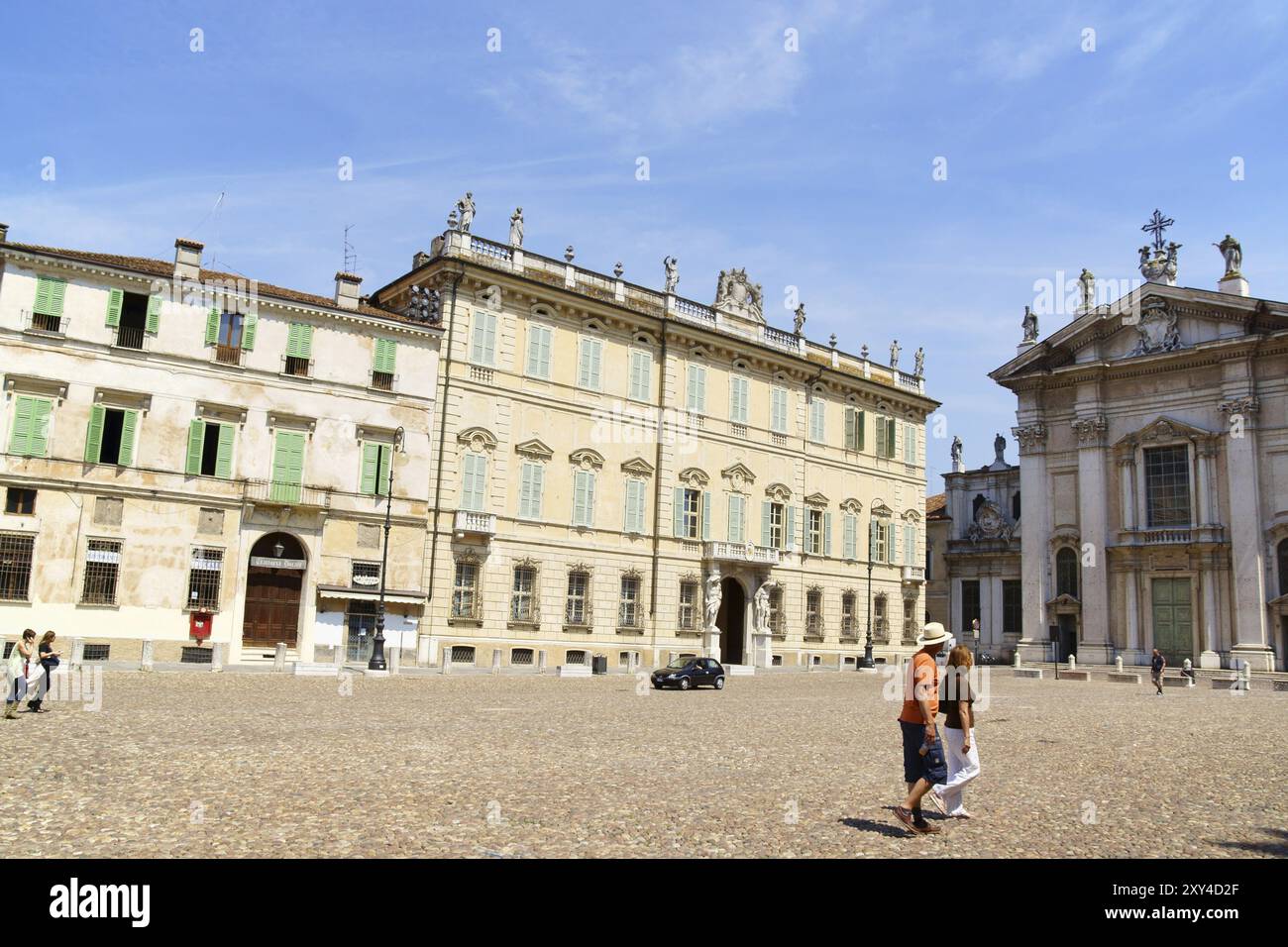 Mantua, Italien, 15. Juni 2013: Blick auf die Kathedrale St. Peter (Duomo di Mantova) und die Piazza Sordello im historischen Zentrum von Mantua, Italien. Stockfoto