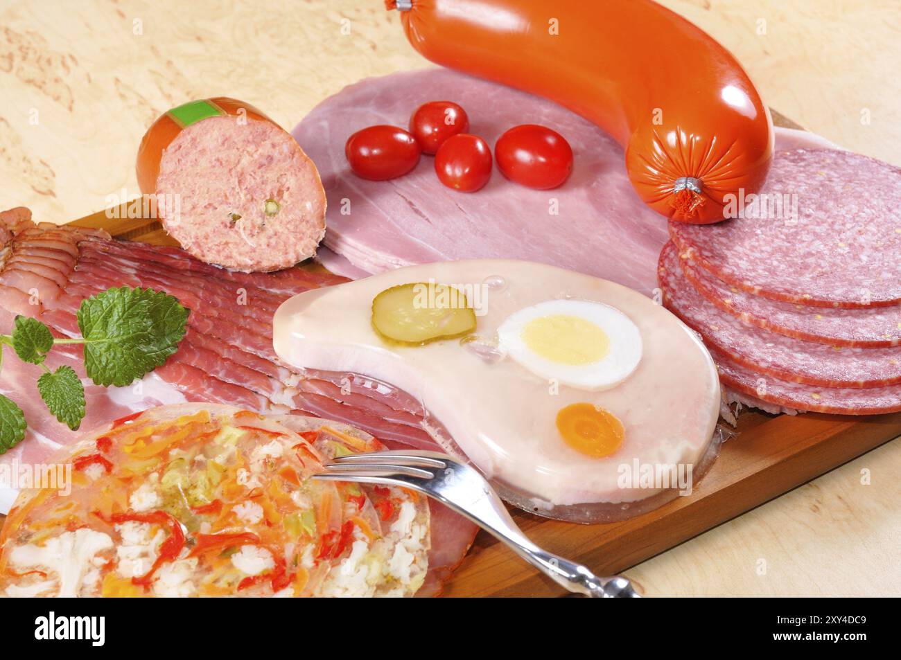 Verschiedene Wurstsorten, auf Holzbrett Stockfoto