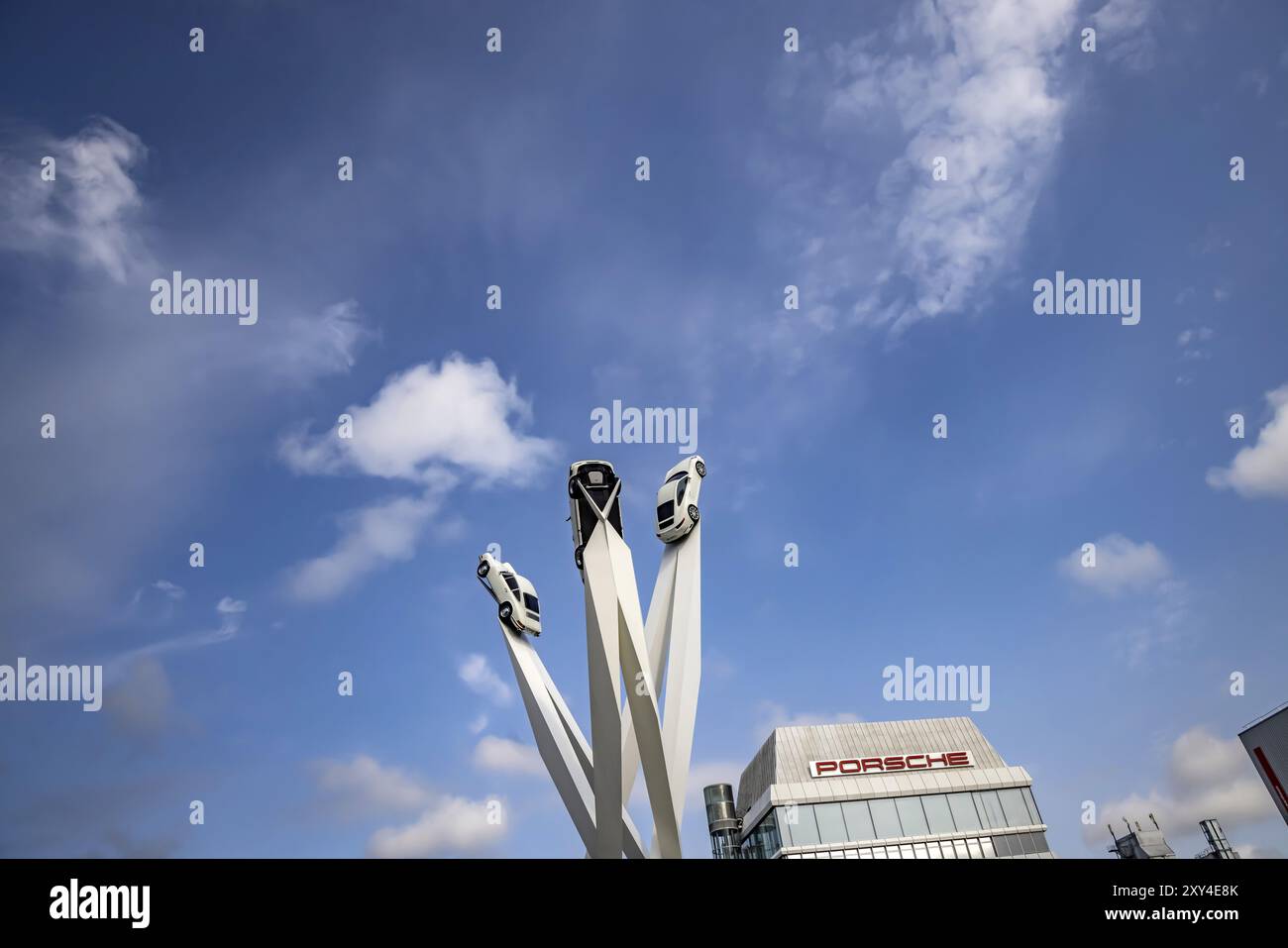 Porscheplatz, Stuttgart Zuffenhausen mit Porsche Museum und Hauptsitz. Inspiration 911 Kunstwerk von Gerry Judah auf dem Porscheplatz: Je drei Stelen Stockfoto
