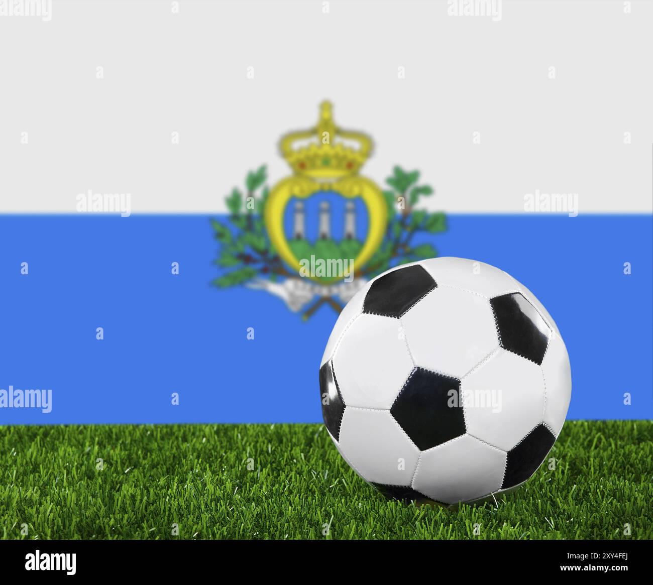 Die Flagge von San Marino und der Fußball auf dem grünen Gras Stockfoto