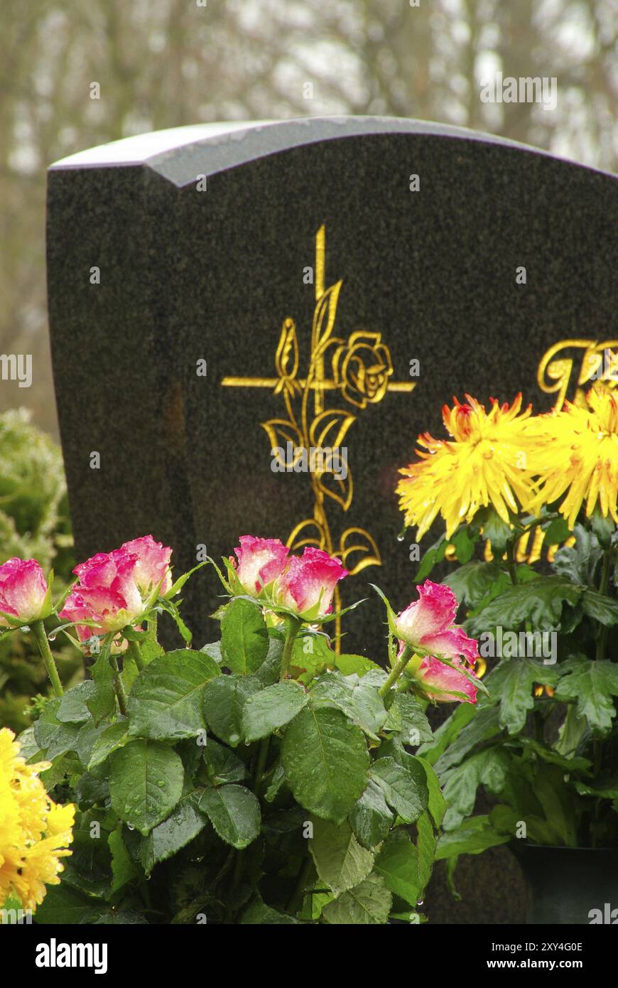 Friedhofsanordnung, Friedhof mit Blumenanordnung Stockfoto