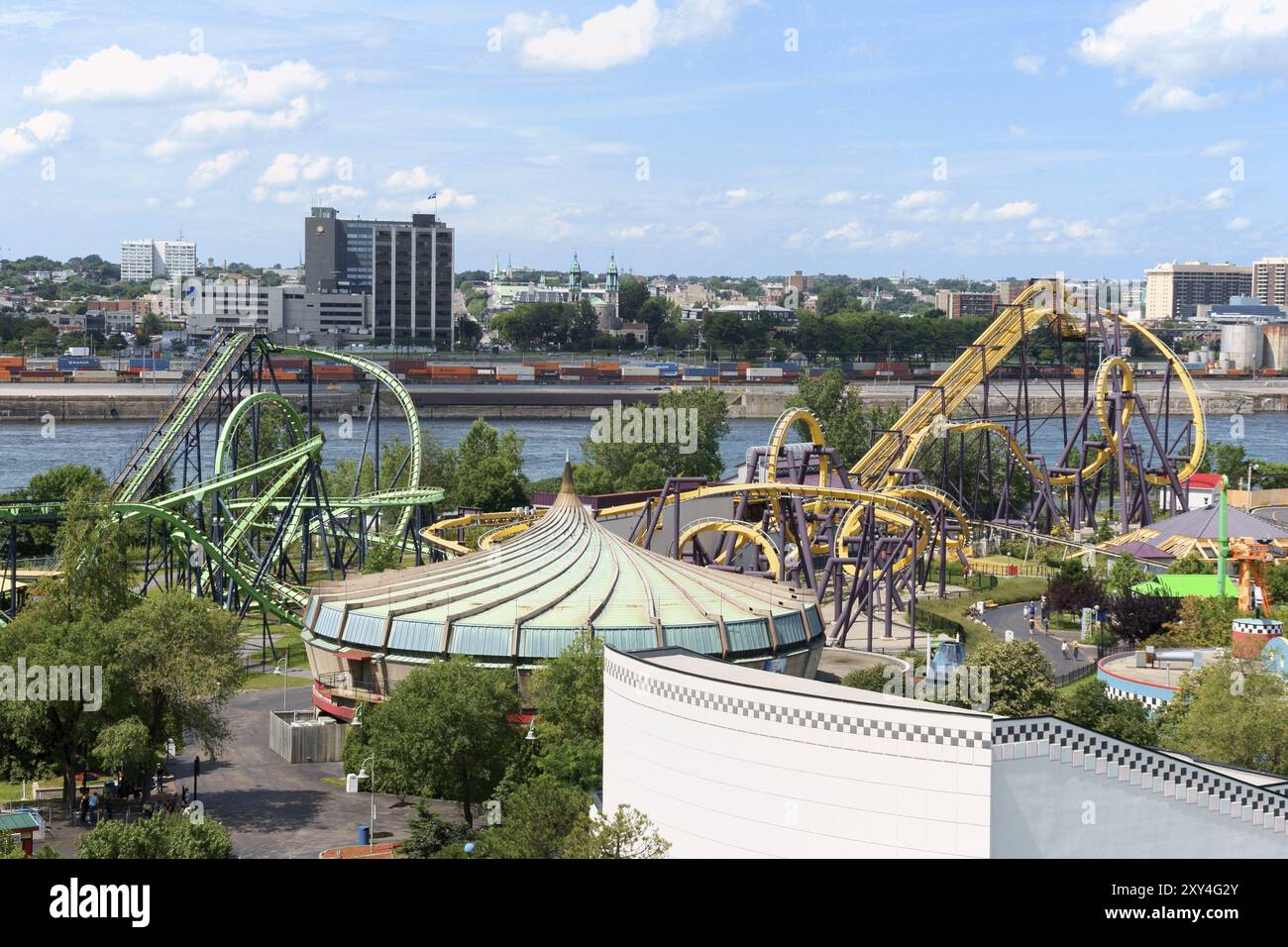 Montreal, Kanada, 9. August 2008: La Ronde Amusement Park in Montreal, Blick von der Jacques Cartier Bridge. La Ronde ist der zweitgrößte Vergnügungspark Stockfoto