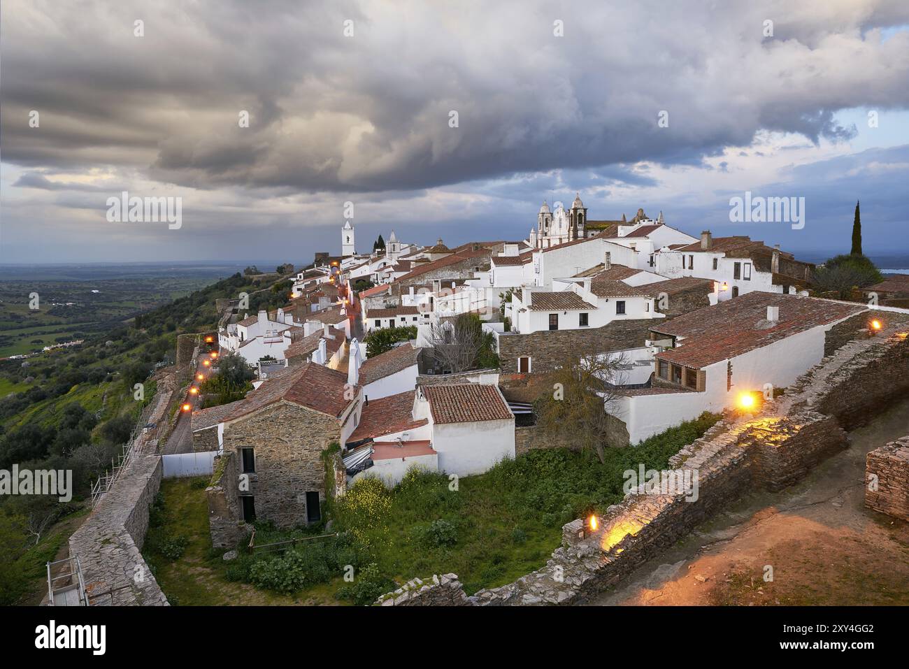 Monsaraz Dorf bei Sonnenaufgang mit stürmischem Wather in Alentejo, Portugal, Europa Stockfoto