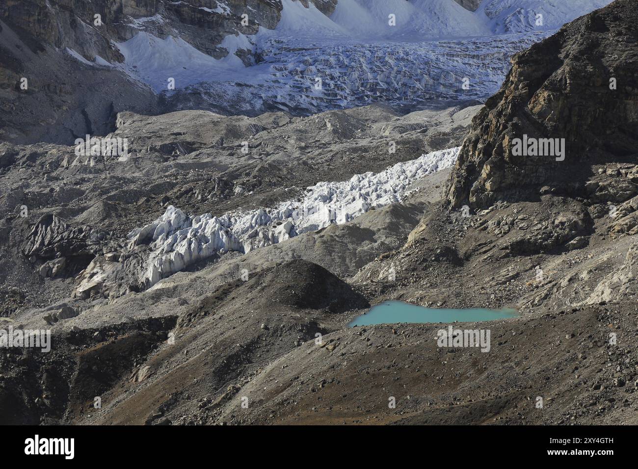 Changri Shar Gletscher und türkisfarbener See. Blick von Kala Patthar, Everest National Park Stockfoto