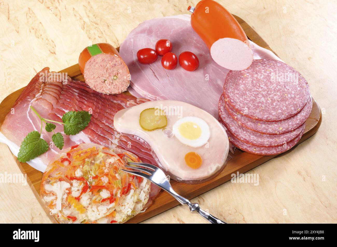 Verschiedene Wurstsorten, auf Holzbrett Stockfoto