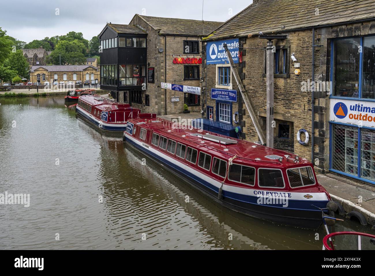 Skipton, North Yorkshire, England, Großbritannien, Juni 04, 2018: Häuser und Schmalboote am Ufer des Leeds- und Liverpool-Kanals Stockfoto