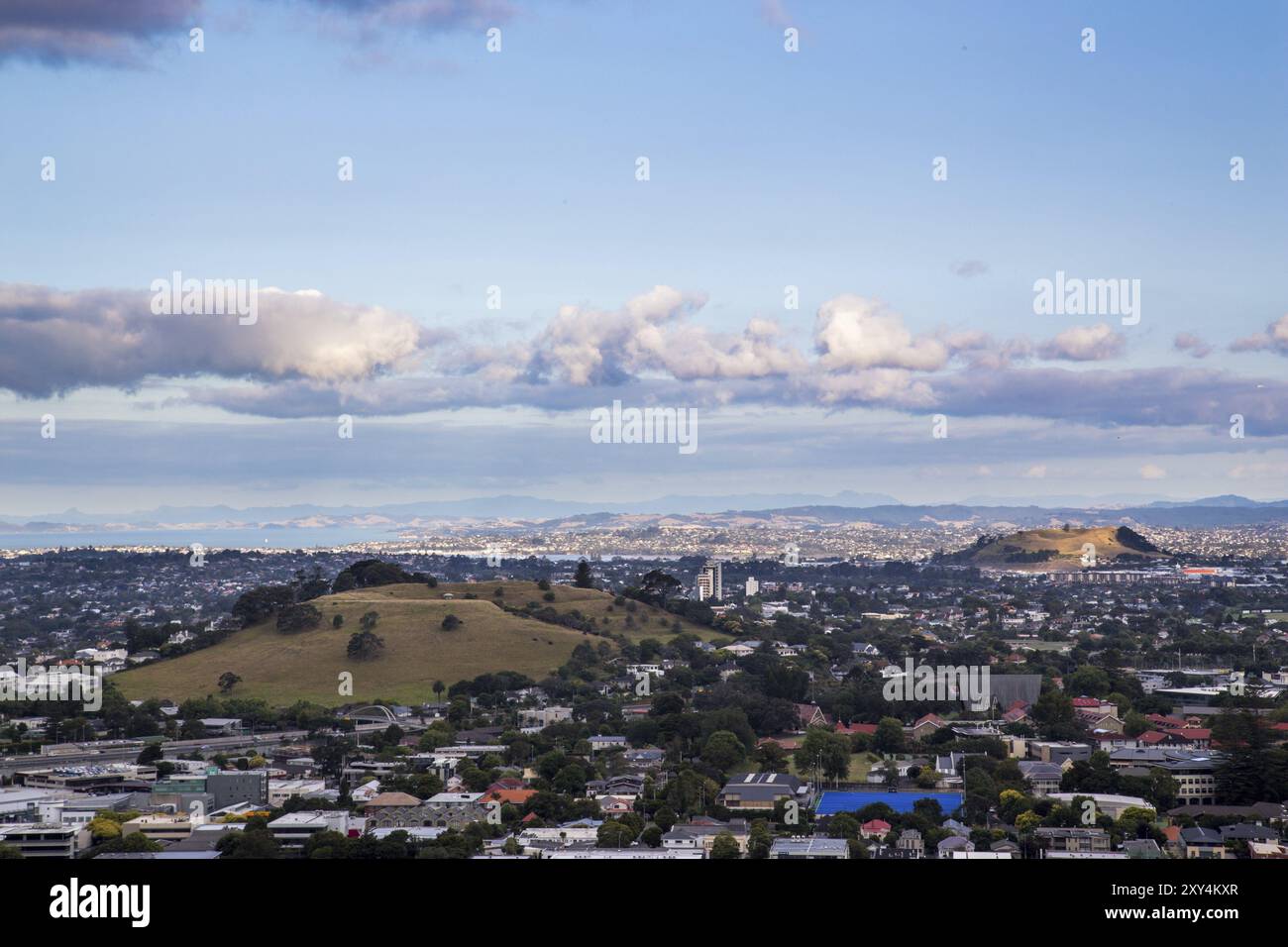 Auckland, Neuseeland, 08. Februar 2015: Vulkanlandschaft des Auckland-Vulkanfeldes vom Mount Eden aus gesehen Stockfoto