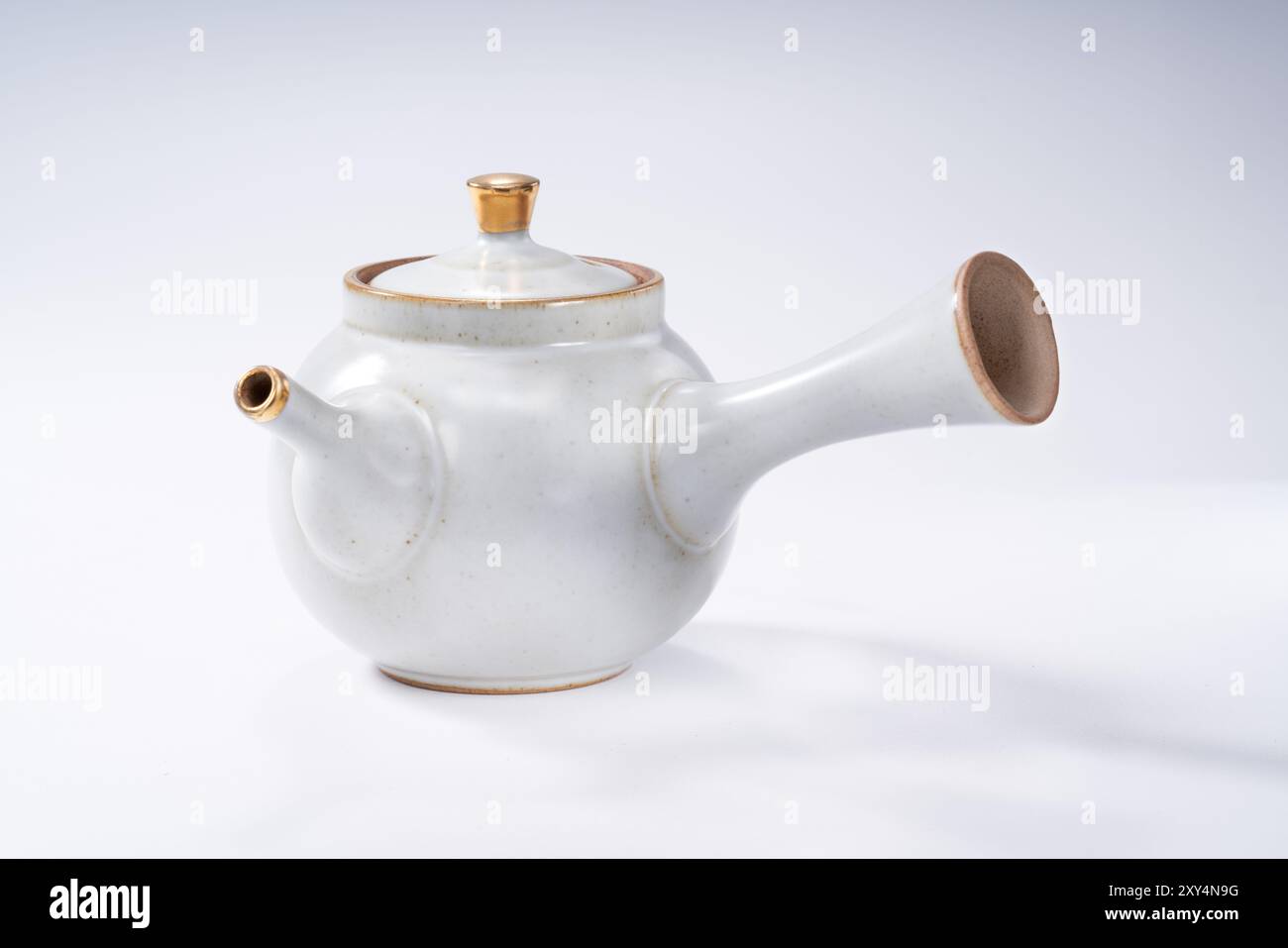 Traditionelle chinesische Teekanne und Teetasse auf weißem Hintergrund, Geschirr für Teezeremonien Stockfoto