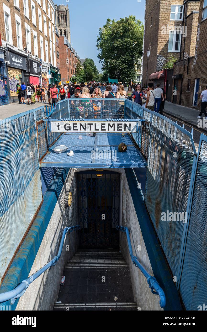 Geschlossene Gentlemen-Toiletten in der Talbot Road, Notting Hill, London, Großbritannien, während des Notting Hill Karnevals. Menschen in geschlossenen Straßen. Unterirdische Toilette Stockfoto