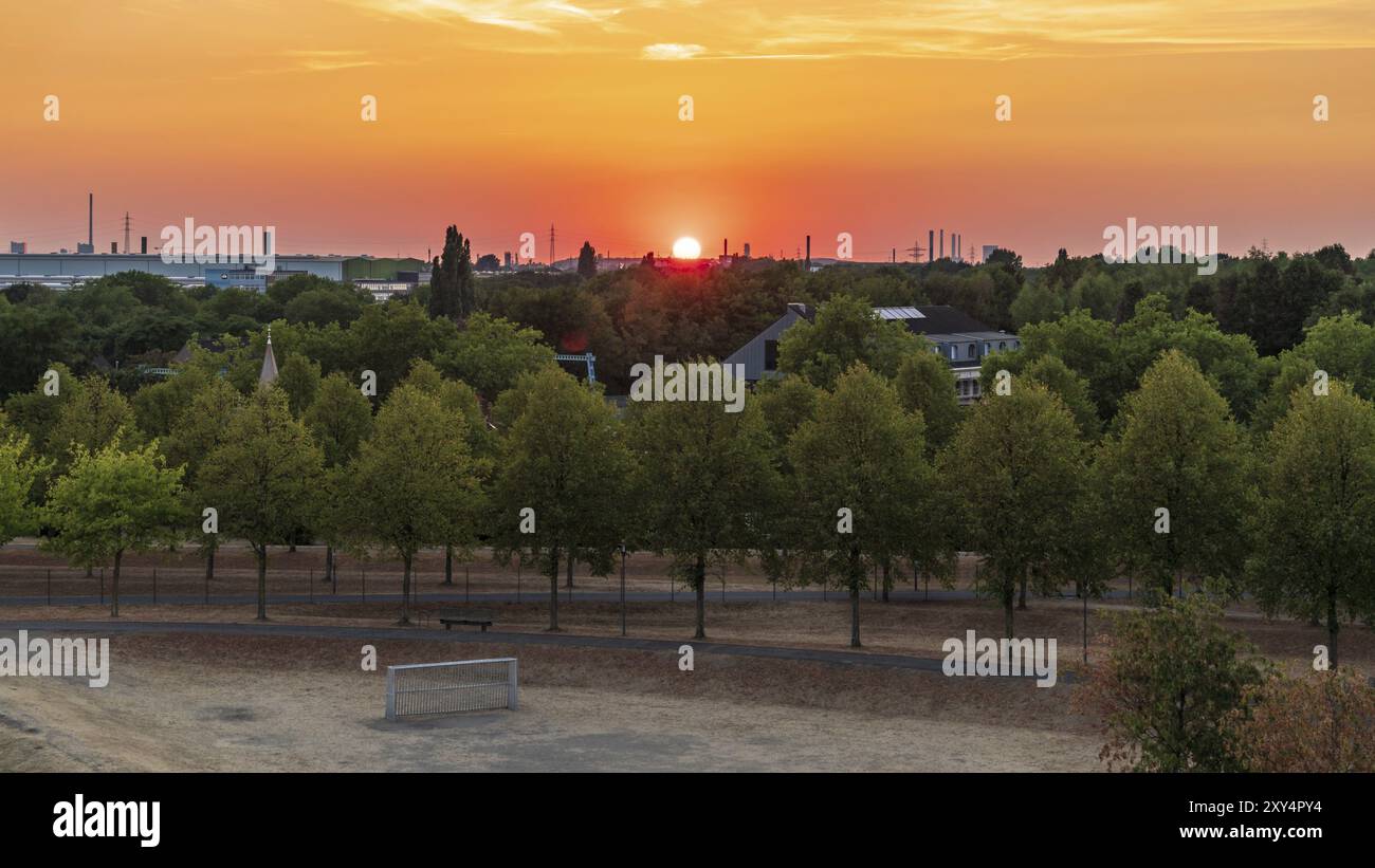 Oberhausen, Nordrhein-Westfalen, Deutschland, 06. August 2018: Sonnenuntergang über dem Ruhrgebiet, vom Aussichtsturm im Olga-Park aus gesehen Stockfoto