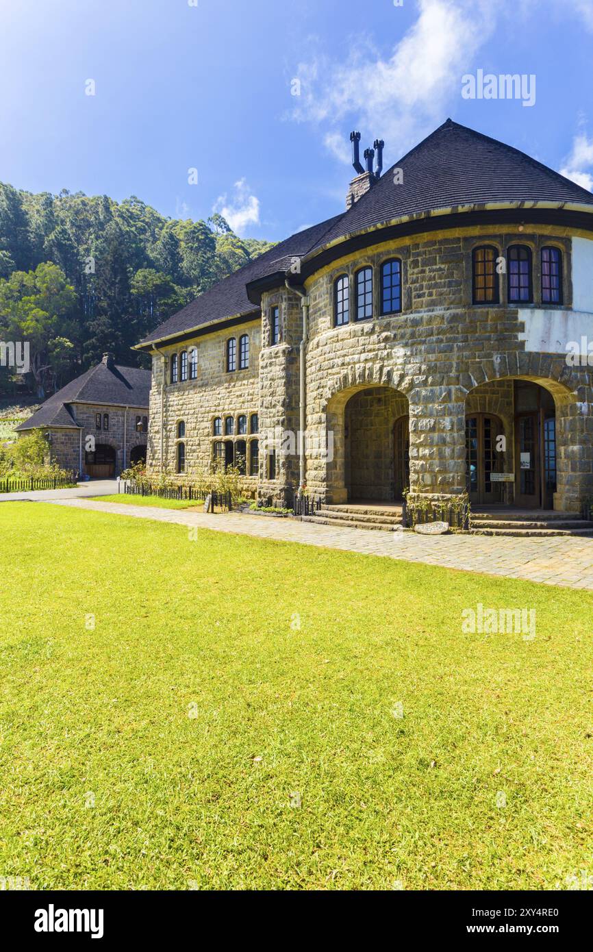 Haus und Garten aus der britischen Kolonialzeit im Kloster Adisham St. Benedict an einem sonnigen, blauen Himmel in Haputale, Sri Lanka. Vertikal Stockfoto