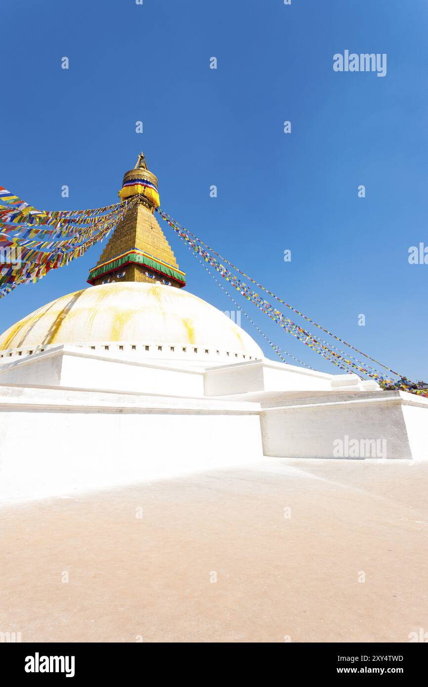 Weiße Basis und zweite Ebene Plattform Unterstützung Augen des Turms in Boudhanath Stupa in Kathmandu, Nepal. Vertikal Stockfoto