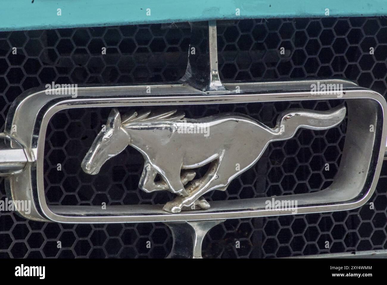 Welfenallee, Berlin, 16. juni 2018: Logo Wildpferd auf einem Oldtimer-Oldtimer-Auto von Mustang, Europa Stockfoto