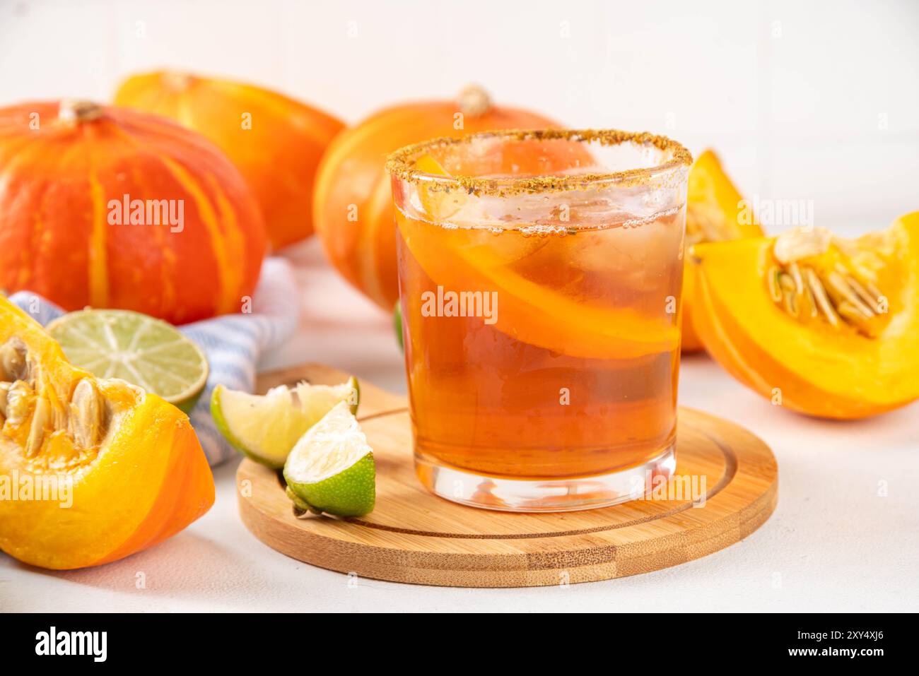 Thanksgiving Margarita, Süßer Kürbis Sträucher Cocktail, Alkohol leckeres Herbstgetränk auf weißem Hintergrund mit Scheiben Kürbisse, Kopierraum Stockfoto