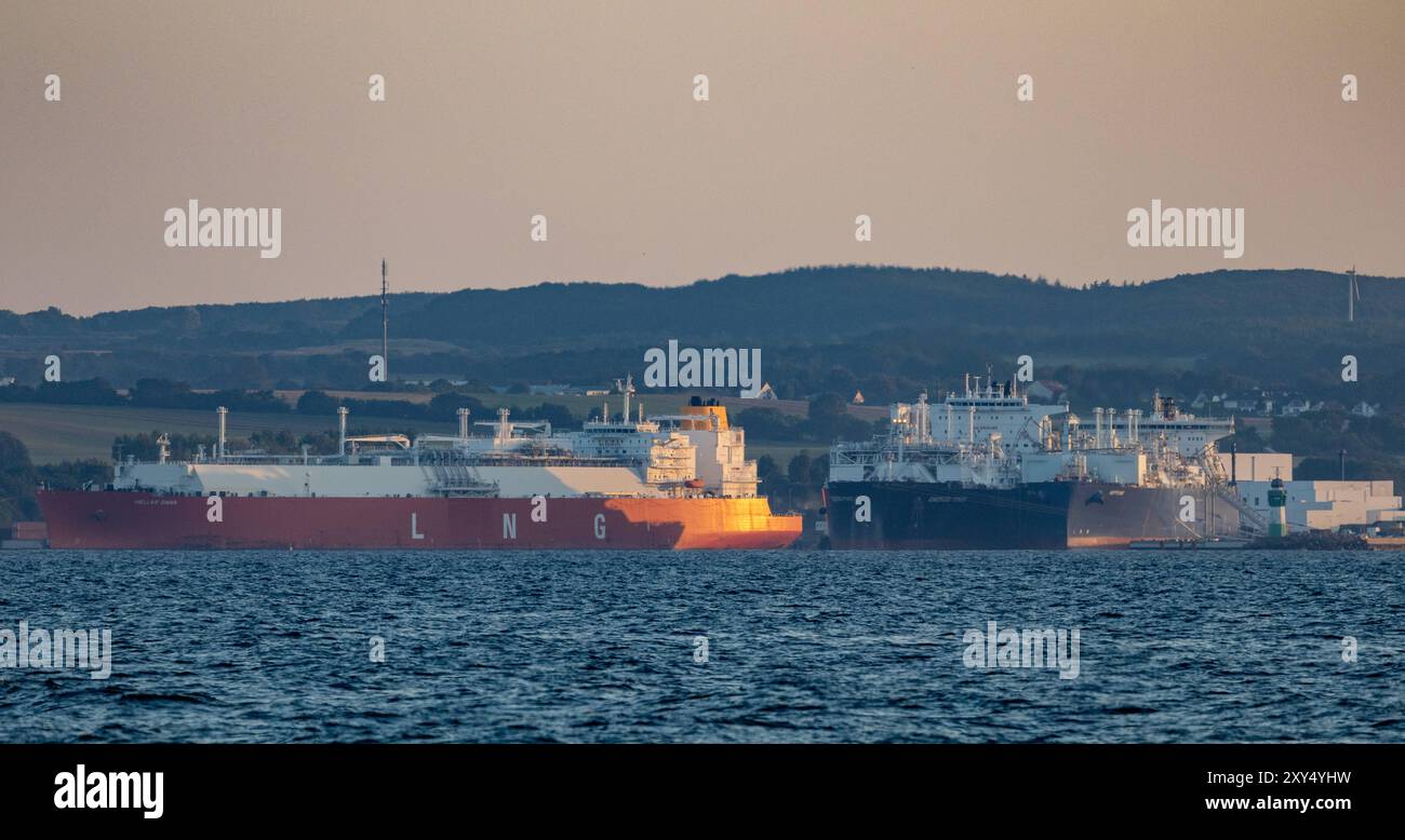 Tanker bringt LNG nach Rügen Schlepper bugsieren den LNG-Tanker HELLAS DIANA l. neben den Regasifizierungsschiffen ENERGOS POWER M. und NEPTUNE R. im Hafen Mukran auf der Insel Rügen. Das 299 Meter lange Schiff bringt die dritte Flüssigerdgas-Lieferung in diesem Jahr für das einzige deutsche Ostsee-LNG-Terminal. In Mukran wird das LNG umgewandelt, danach durch eine Pipeline von der Insel Rügen bis zum Gasknotenpunkt Lubmin gepumpt und dort in das Gasnetz eingespeist. Mukran Mecklenburg-Vorpommern Deutschland *** Tanker bringt LNG nach Rügen Schlepper manövrieren der LNG-Tanker HELLAS DIANA l daneben Stockfoto