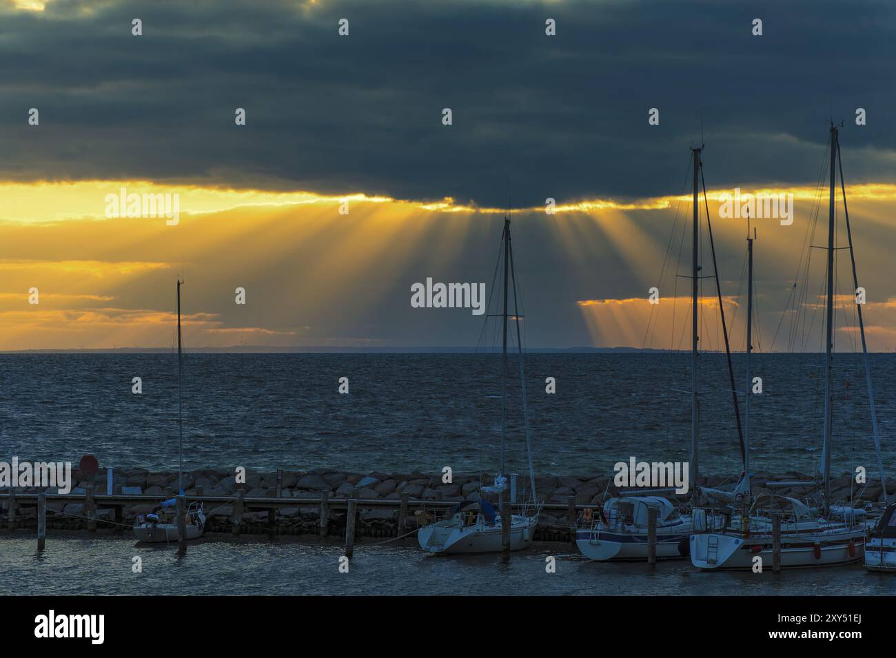 Segelyachten in der Abenddämmerung im Hafen von Timmendorf, Poel Island Stockfoto