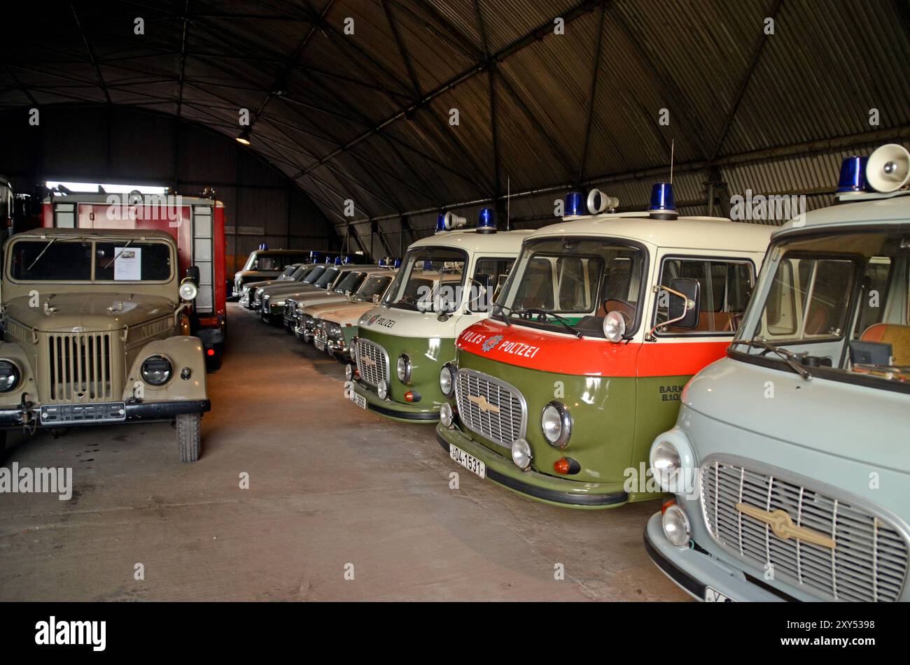 19.10.2012 Beuster Blaulichtmuseum Deutschland/Sachsen Anhalt/Altmark/Landkreis Stendal/Stadt Seehausen/Ortsteil Beuster/Blaulichtmuseum/Ausstellung & Sammlung von Fahrzeugen mit Blaulicht aus DDR Zeiten/Ausstellungshalle mit Polizeifahrzeugen/ ***Nutzung nur redaktionell*** *** *** 19 10 2012 Beuster Blaulichtmuseum Deutschland Sachsen Anhalt Altmark Bezirk Stendal Stadtteil Seehausen Stadtteil Beuster Blaulichtmuseum Beuster Blaulichtmuseum Ausstellung Sammlung von Fahrzeugen mit Polizeifahrzeuge aus der DDR nur für Zwecke der DDR Stockfoto