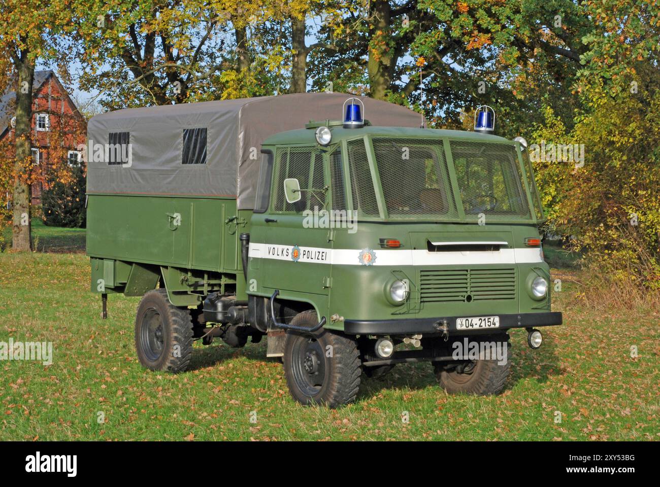 20.10.2012 LO- 3000 Polizeipritschenwagen Deutschland/Sachsen Anhalt/Altmark/Landkreis Stendal/Stadt seehausen/Ortsteil Beuster/Blaulichtmuseum/LO 3000/DDR Bereitschaftspolizei/Pritschenwagen/Einsatzfahrzeug mit Gittern vor den Fenstern *** 20 10 2012 LO 3000 Polizei-Pritschenwagen Deutschland Sachsen Anhalt Altmark Bezirk Stendal Stadt seehausen Stadtteil seehausen Stadtteil Beuster Blaulichtmuseum LO 3000 DDR Aufstandspolizeispolizei Pritschenmuseum LO Polizei-Pritschenwagen mit Gittern vor den Fenstern Einsatzfahrzeug mit Gittern vor den Fenstern Stockfoto