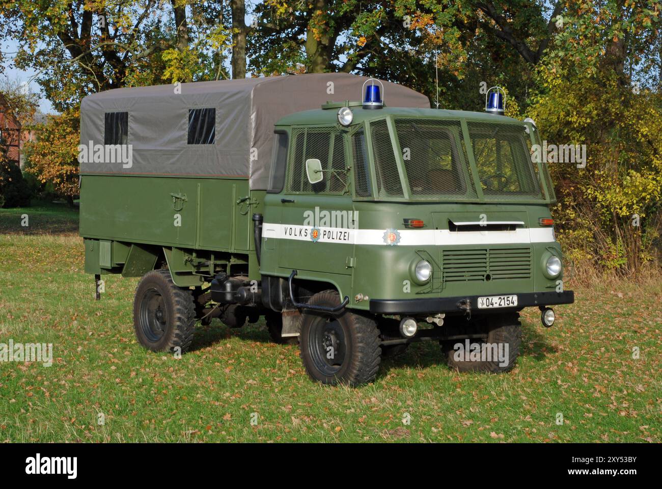 20.10.2012 LO- 3000 Polizeipritschenwagen Deutschland/Sachsen Anhalt/Altmark/Landkreis Stendal/Stadt Seehausen/Ortsteil Beuster/Blaulichtmuseum/Robur LO 3000/DDR Bereitschaftspolizei/Pritschenwagen/Einsatzfahrzeug mit Gittern vor den Fenstern *** 20 10 2012 LO 3000 Polizei-Pritschenwagen Deutschland Sachsen Anhalt Altmark Landkreis Stendal Stadtteil Seehausen Stadtteil Seehausen Stadtteil Beuster Blaulichtmuseum Beuster Blaulichtmuseum Blaulichtmuseum Robur LO 3000 DDR Polizeifahrzeug mit Gitter LO Stockfoto