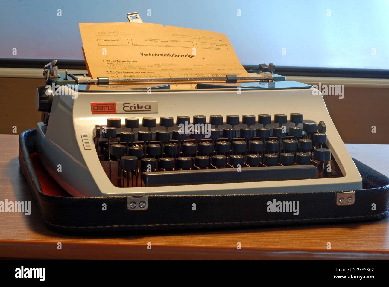 20.10.2012 Polizeischreibmaschine Deutschland/Sachsen Anhalt/Altmark/Landkreis Stendal/Stadt Seehausen/Ortsteil Beuster/Blaulichtmuseum/Barkas B 1000 Polizeifahrzeug/Innenraum/DDR Schreibmaschine Erika mit ausgefülltem Original Unfallanzeigeformular von 1977 *** 20 10 2012 Polizei Schreibmaschine Deutschland Sachsen Anhalt Altmark Bezirk Stendal Stadt Seehausen Kreis Beuster Blaulichtmuseum Barkas B 1000 Polizei Fahrzeuginnenraum DDR Schreibmaschine Erika mit ausgefülltem Original Unfallanzeigeformular von 1977 Stockfoto