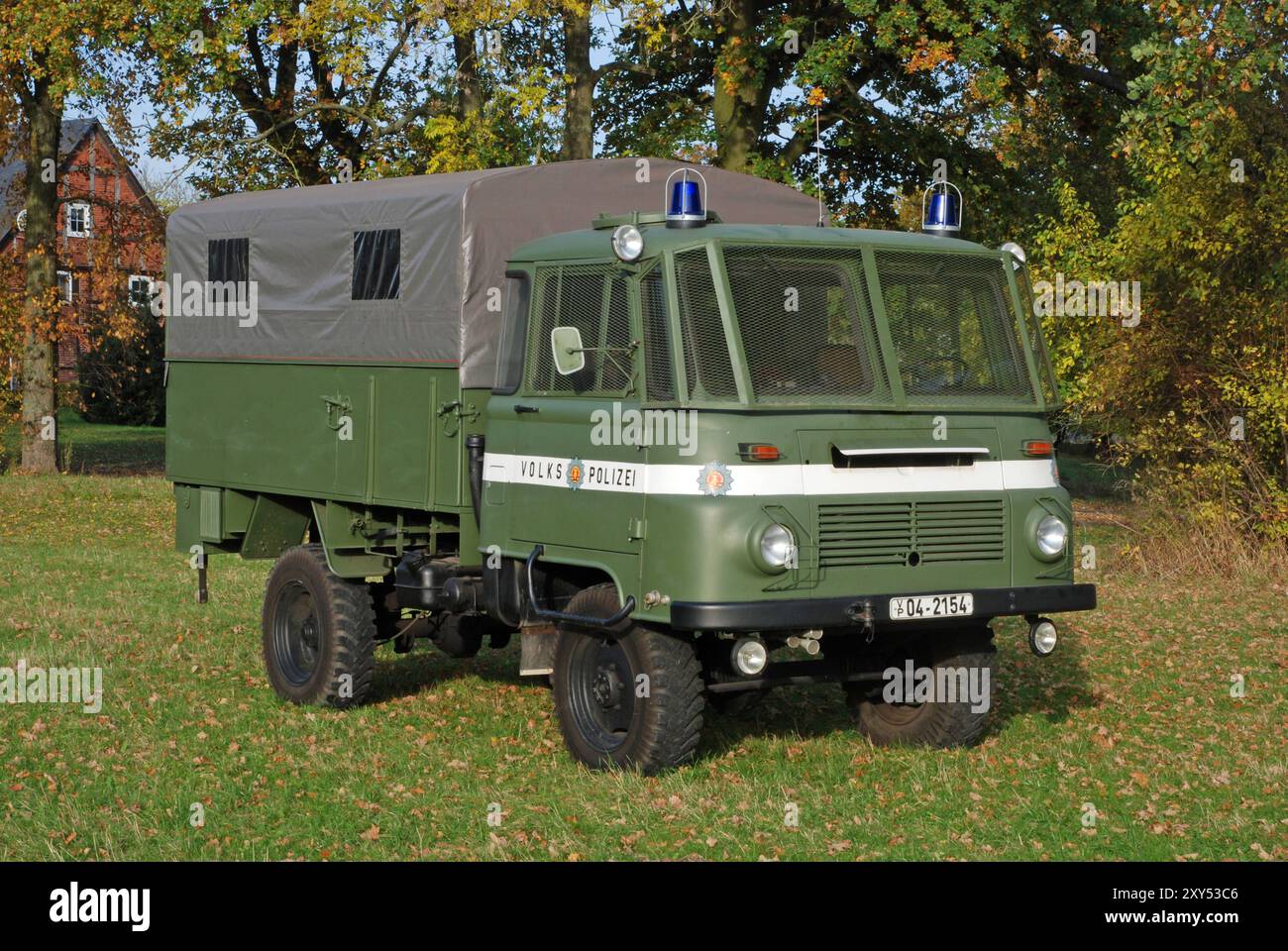 20.10.2012 LO- 3000 Polizeipritschenwagen Deutschland/Sachsen Anhalt/Altmark/Landkreis Stendal/Stadt Seehausen/Ortsteil Beuster/Blaulichtmuseum/Robur LO 3000/DDR Bereitschaftspolizei/Pritschenwagen/Einsatzfahrzeug mit Gittern vor den Fenstern *** 20 10 2012 LO 3000 Polizei-Pritschenwagen Deutschland Sachsen Anhalt Altmark Landkreis Stendal Stadtteil Seehausen Stadtteil Seehausen Stadtteil Beuster Blaulichtmuseum Beuster Blaulichtmuseum Blaulichtmuseum Robur LO 3000 DDR Polizeifahrzeug mit Gitter LO Stockfoto