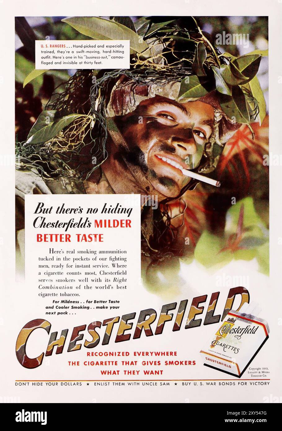 Aber Chesterfields mildere, bessere Geschmacksrichtung, 1943 - U.S. Ranger, getarnter Soldat - Ära des Zweiten Weltkriegs ist nicht zu verbergen Stockfoto