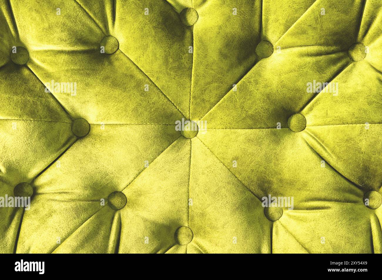 Veloursoberfläche der Close-up-Couch. Trainingsausrüstung - Velormatten mit Knöpfen festgezogen. Gelber chesterfield-Stil gesteppter Polsterhintergrund Nahaufnahme Stockfoto