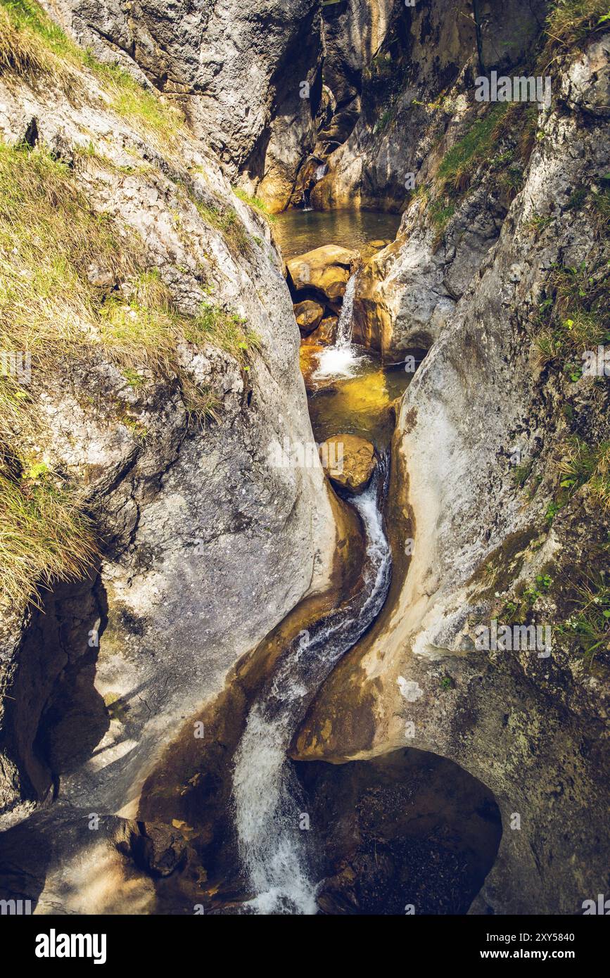 Blick auf Wasserfälle Wanderweg in Mixnitz entlang Bergbach. Touristen vor Ort. Reiseziel in der Steiermark Österreich Stockfoto